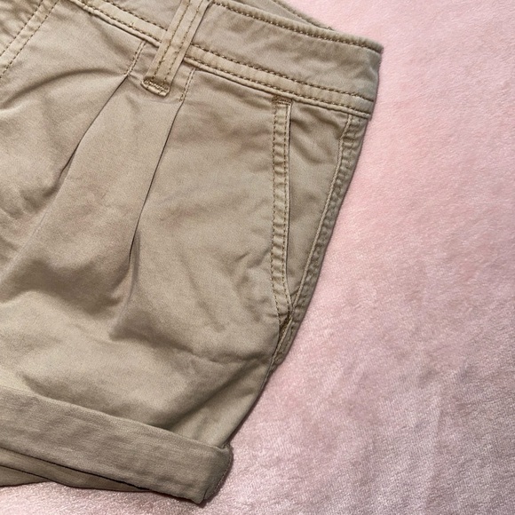 ABERCROMBIE & FITCH PLEATED FRONT KHAKI SHORTS · SIZE 0/25 - Picture 3 of 6